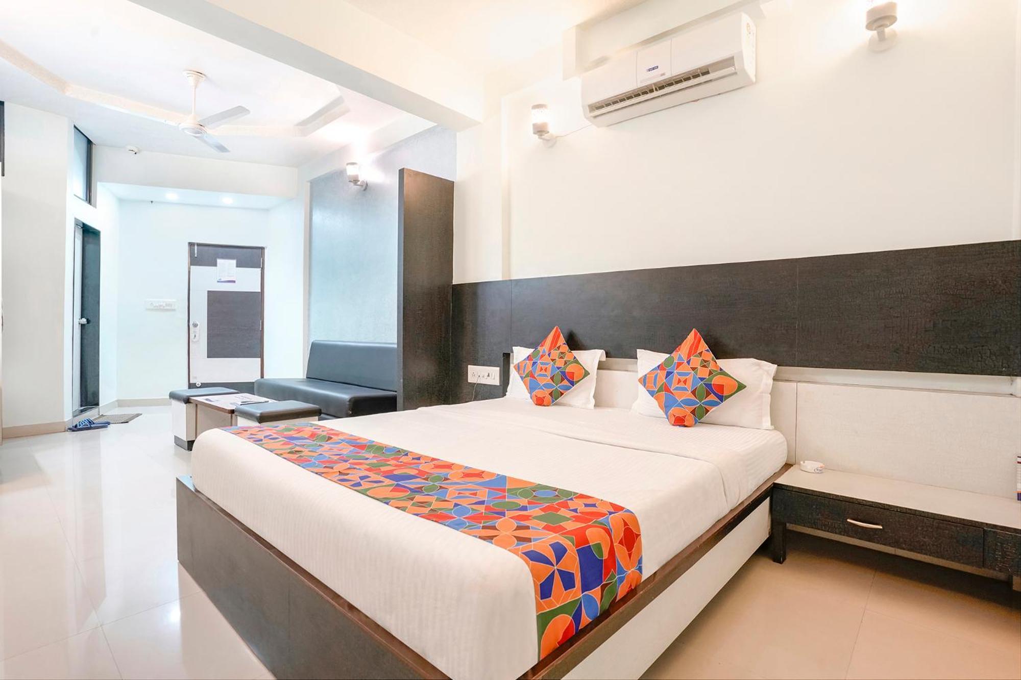 Fabhotel Skylon, Near Mahatma Mandir Гандинагар Екстериор снимка