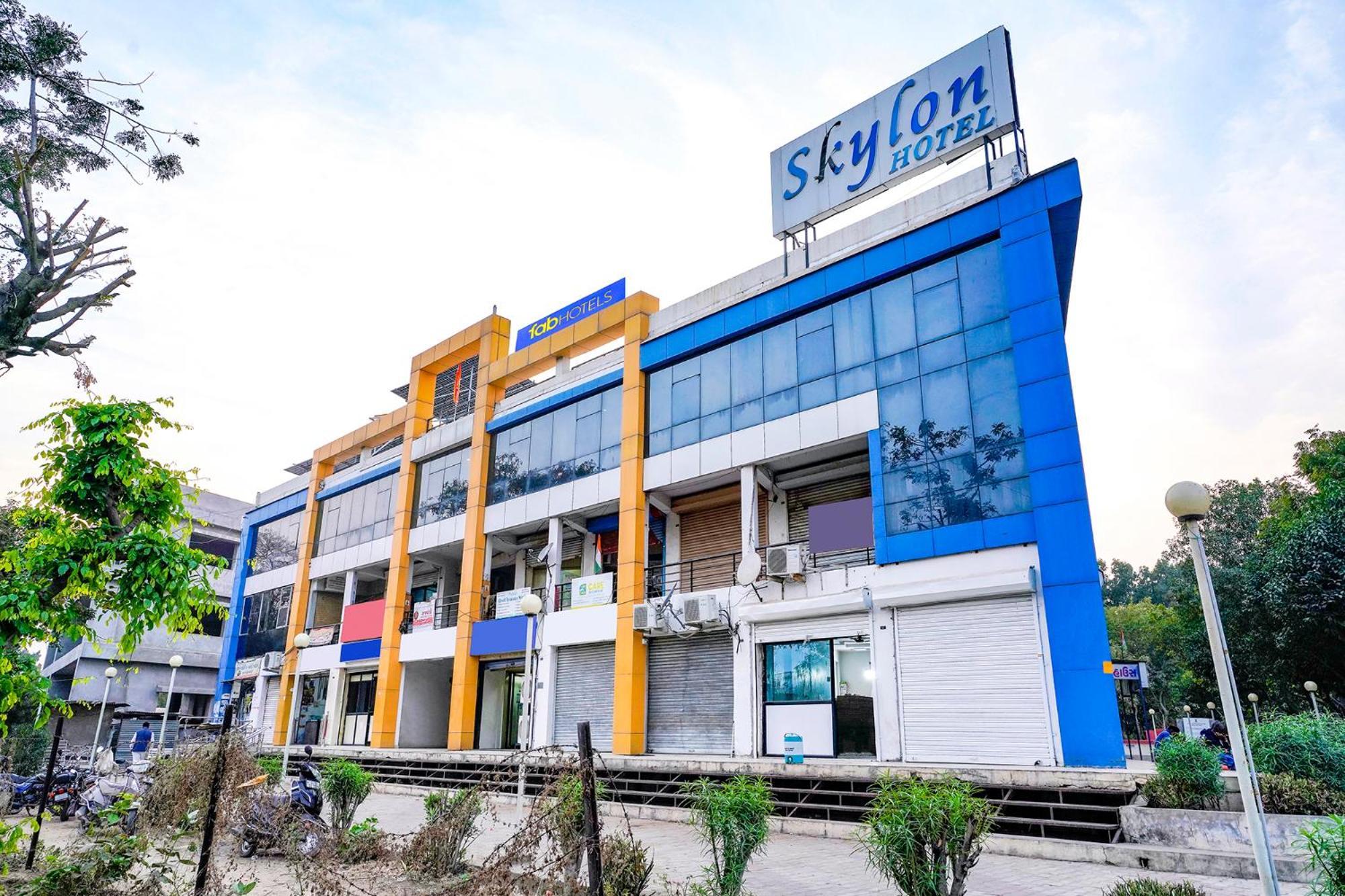 Fabhotel Skylon, Near Mahatma Mandir Гандинагар Екстериор снимка
